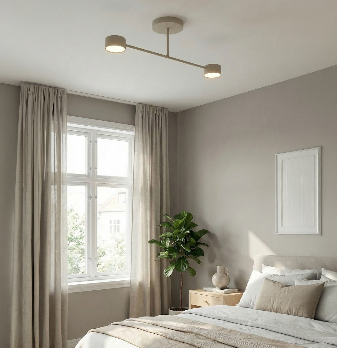 Mise en ambiance dans une chambre claire, plafonnier allumé au-dessus du lit