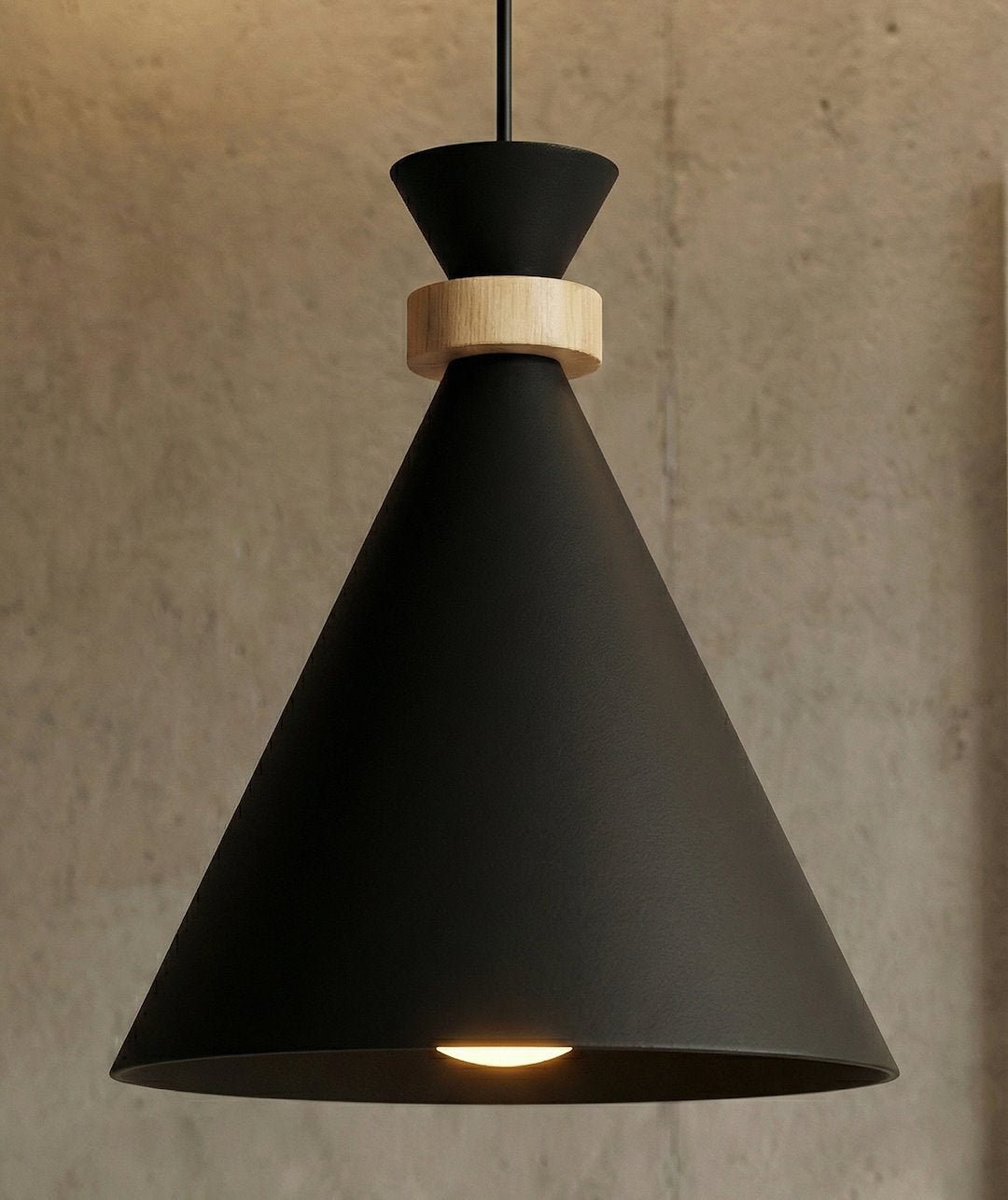 Gros plan sur l'abat-jour conique noir, anneau en bois et lumière chaude