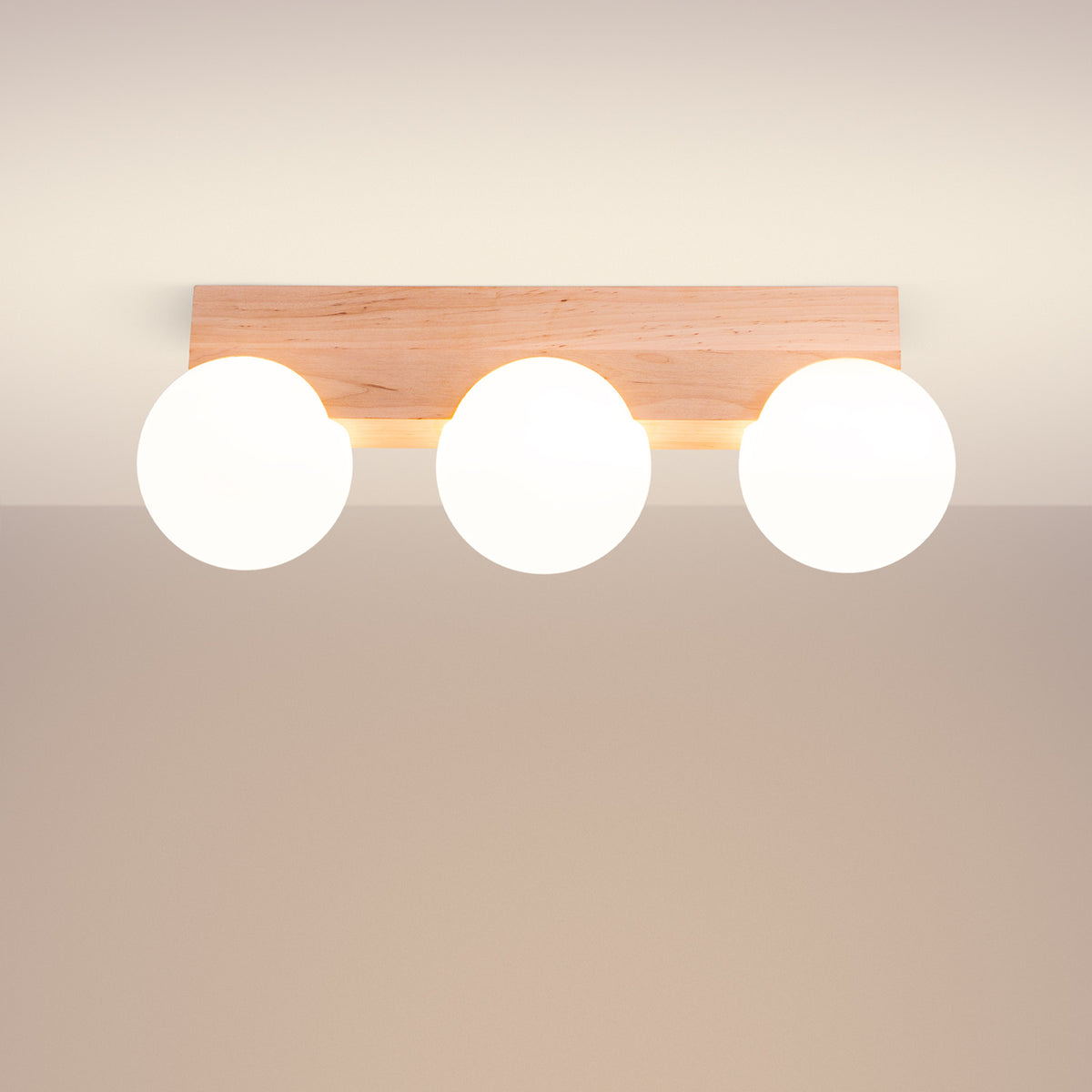 Mise en ambiance du plafonnier allumé diffusant une lumière chaude au plafond.