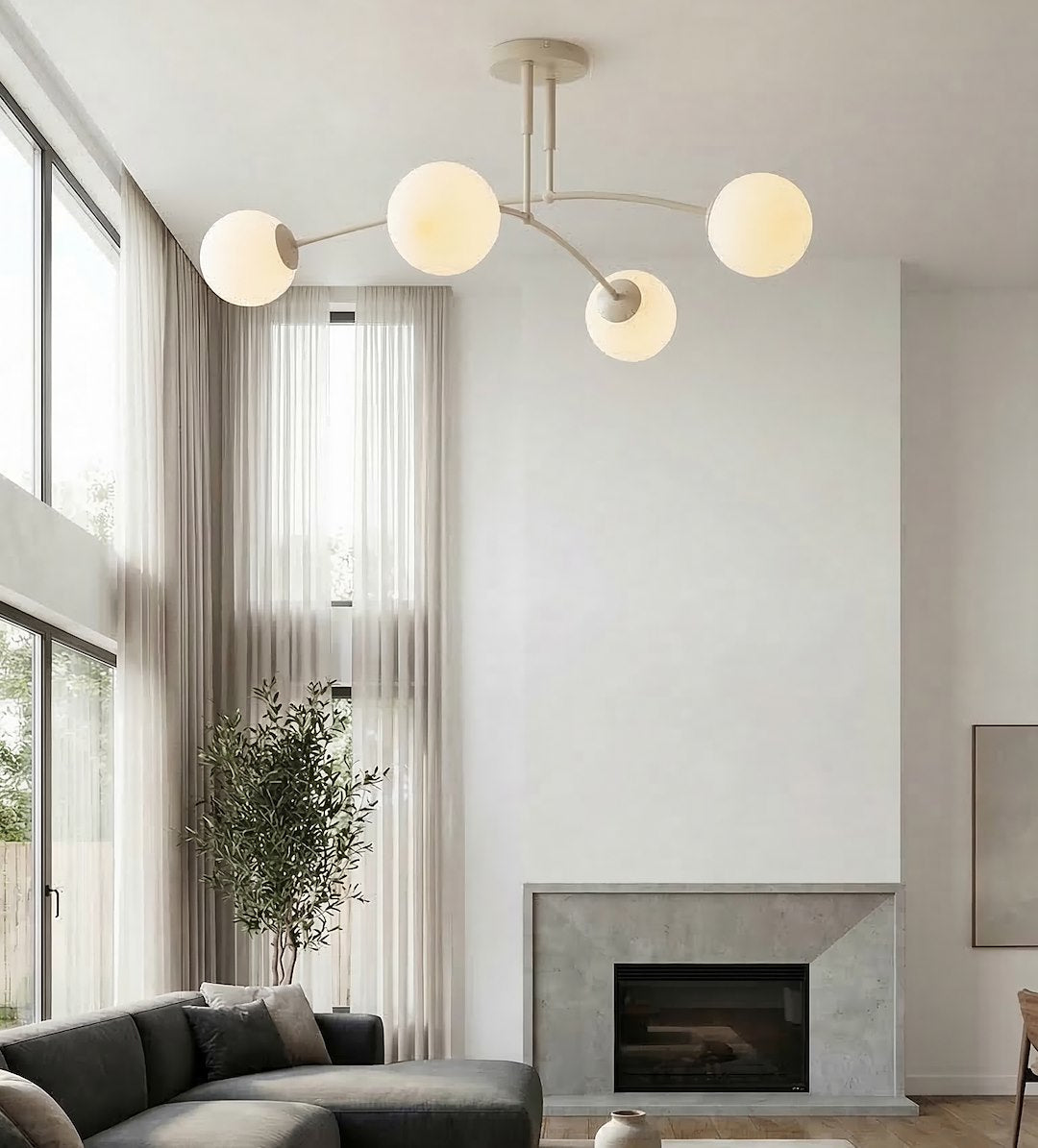 Ambiance de séjour moderne avec le plafonnier beige allumé près des fenêtres.