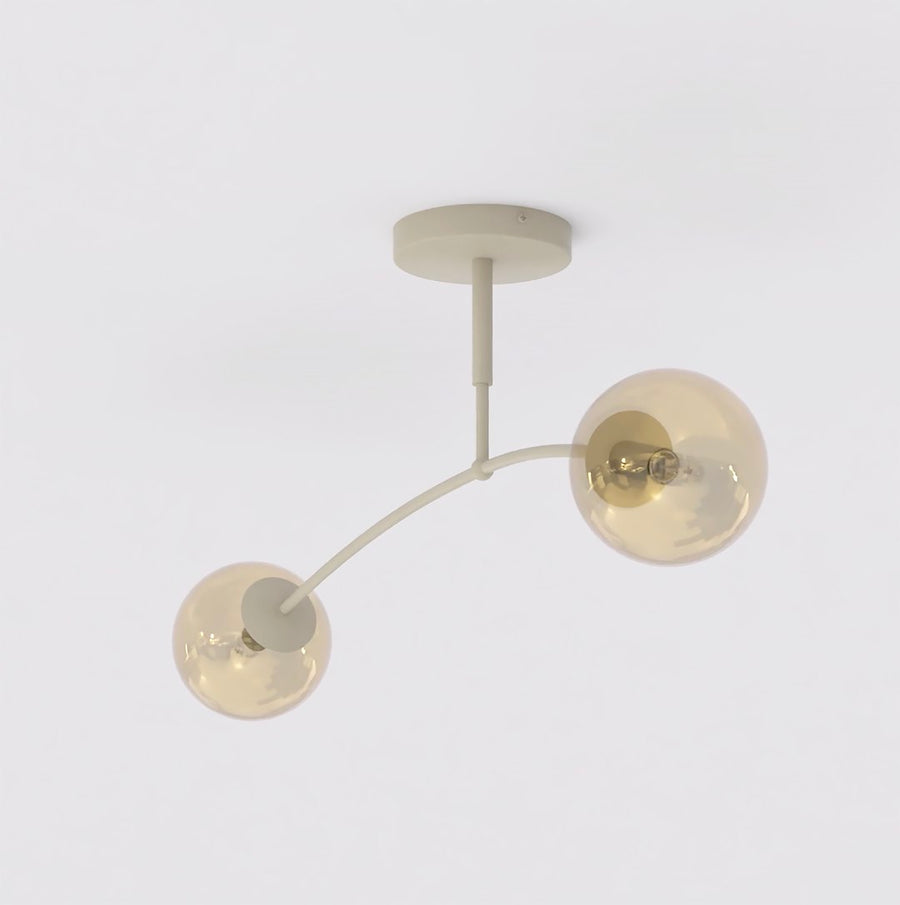 Vue en plongée du plafonnier, globes ambrés et douilles visibles sur le bras courbé