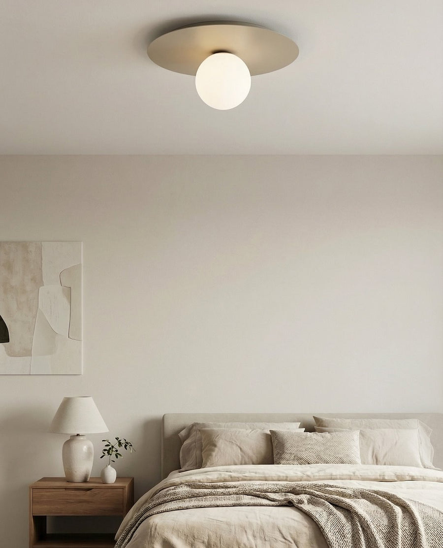 Plafonnier beige éclairé dans une chambre claire aux tons naturels