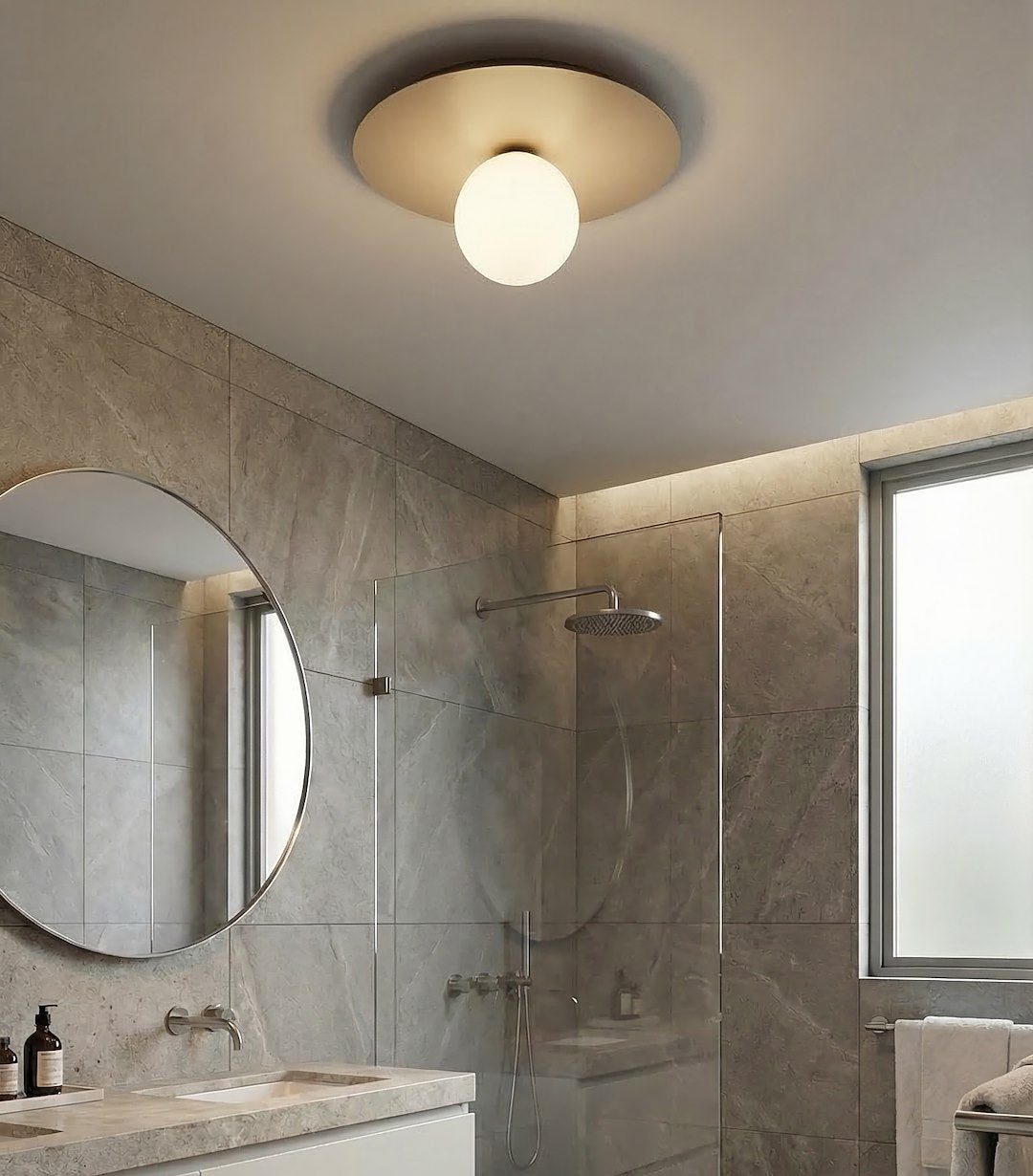 Ambiance salle de bain, plafonnier beige et globe blanc au plafond