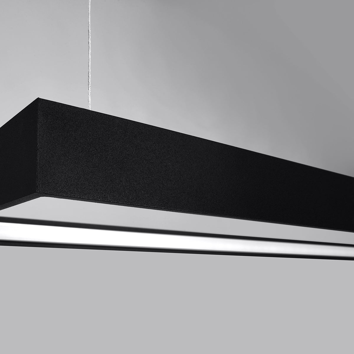 Détail de la finition noire granuleuse et du diffuseur LED blanc