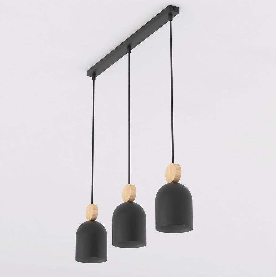 Suspension trois lumières, abat-jour noirs et pastilles en bois clair, fond blanc