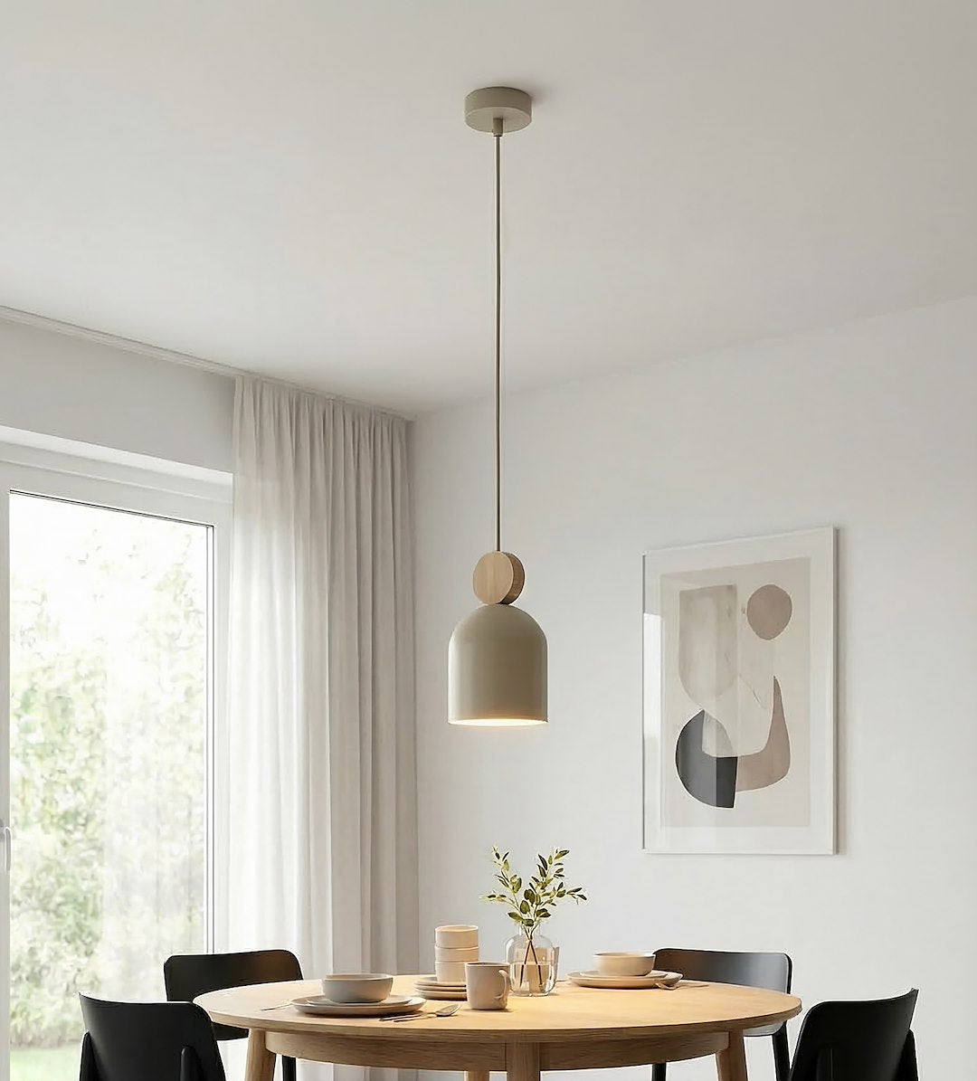 Mise en ambiance au-dessus d'une table ronde dans une salle à manger lumineuse
