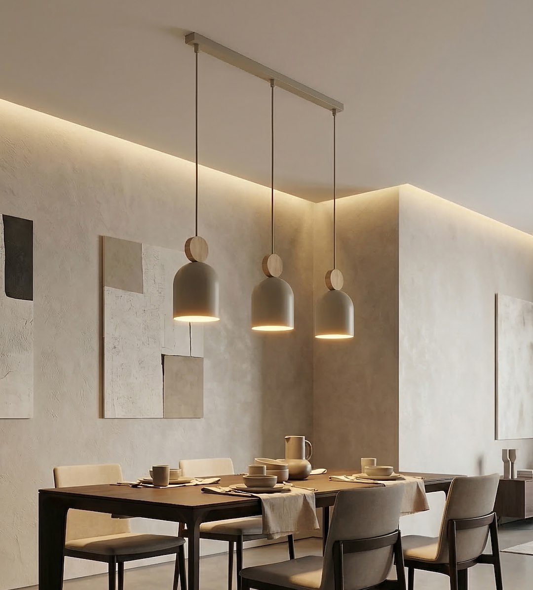 Mise en ambiance salle à manger, trois suspensions allumées au-dessus table dressée