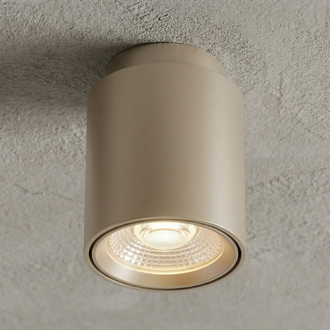 Gros plan du luminaire fixé au plafond texturé, éclairage chaud
