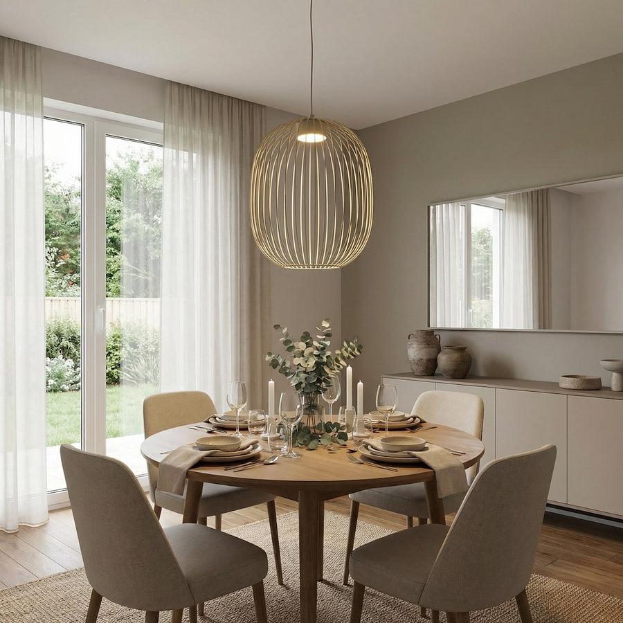 Au-dessus d'une table à manger ronde, éclairant un intérieur beige épuré
