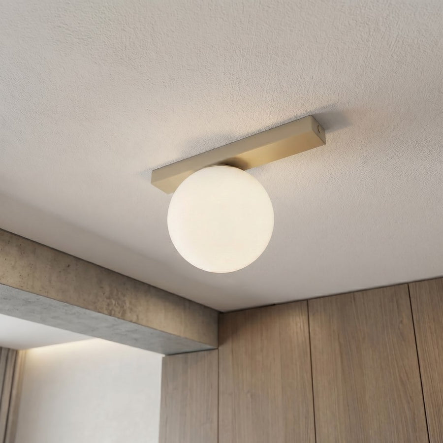 Le luminaire installé au plafond devant un mur en bois clair