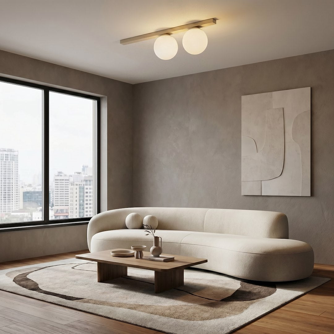 Plafonnier allumé dans un intérieur beige au-dessus d'un canapé arrondi