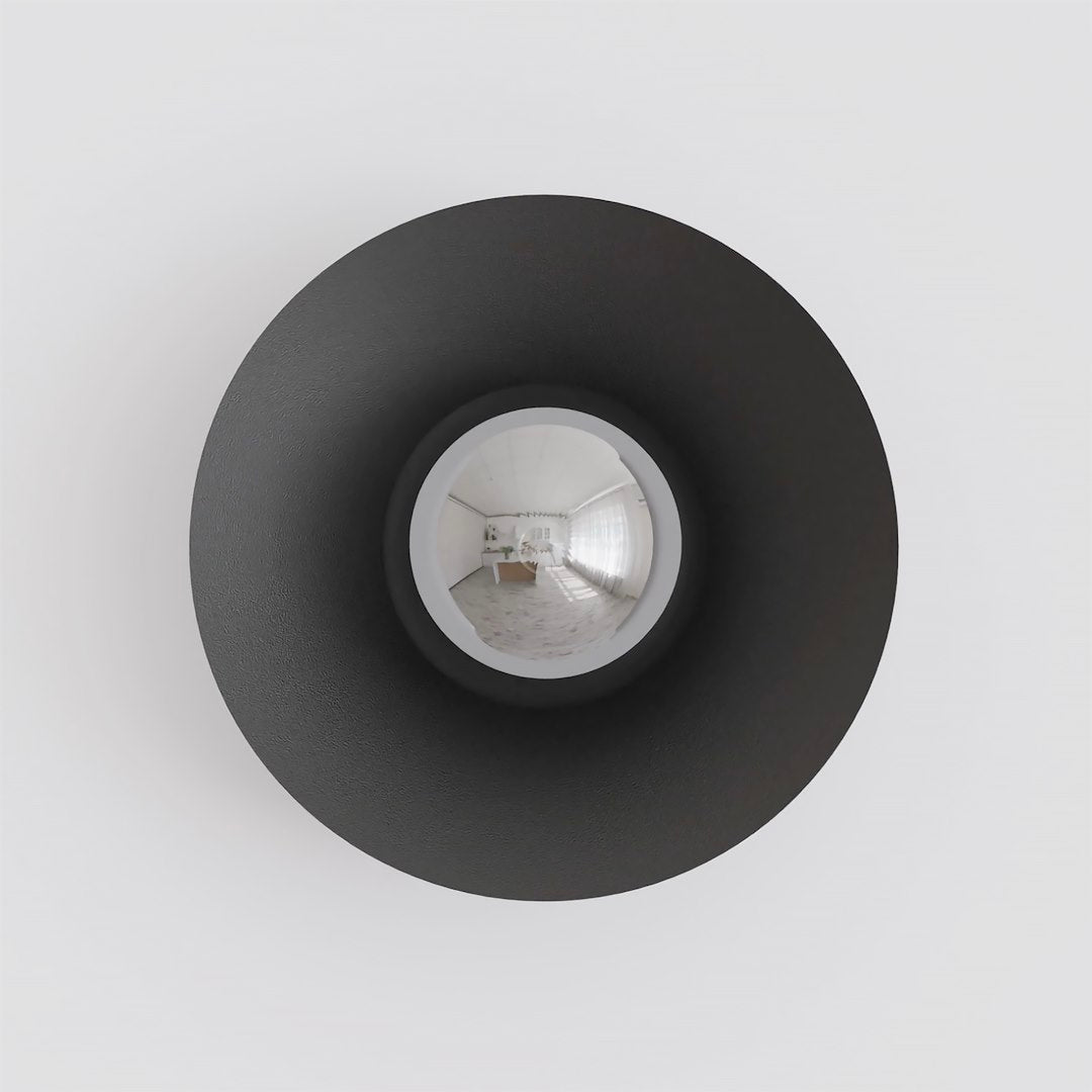 Vue de face du disque noir circulaire avec sa lentille en verre bombée