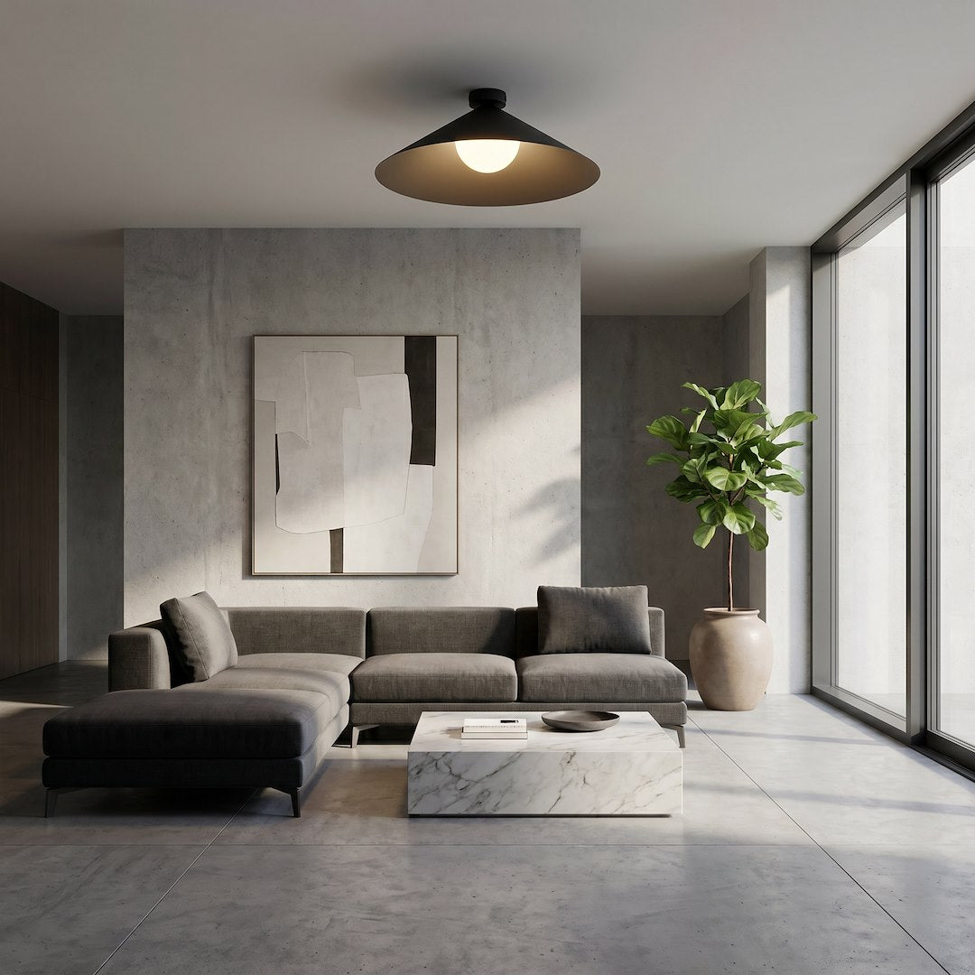 Ambiance salon minimaliste, mur béton et grande toile abstraite au mur