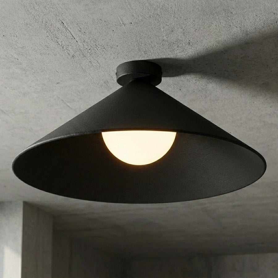 Détail rapproché de la finition noire mate et du socle plafond