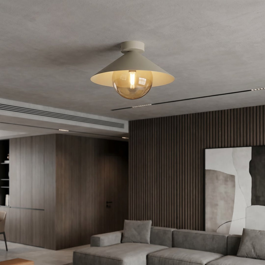 Plafonnier allumé dans un intérieur sombre, plafond béton et mobilier en bois