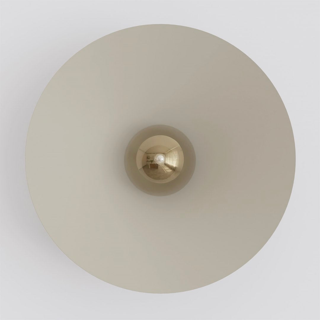 Vue de face de l'applique ronde beige et sa sphère en verre ambré centrale.