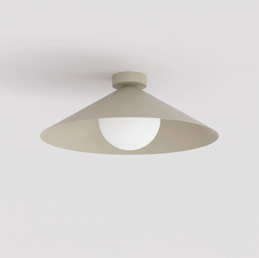 Vue rapprochée du plafonnier beige, montrant le globe de verre blanc sous l'abat-jour conique.