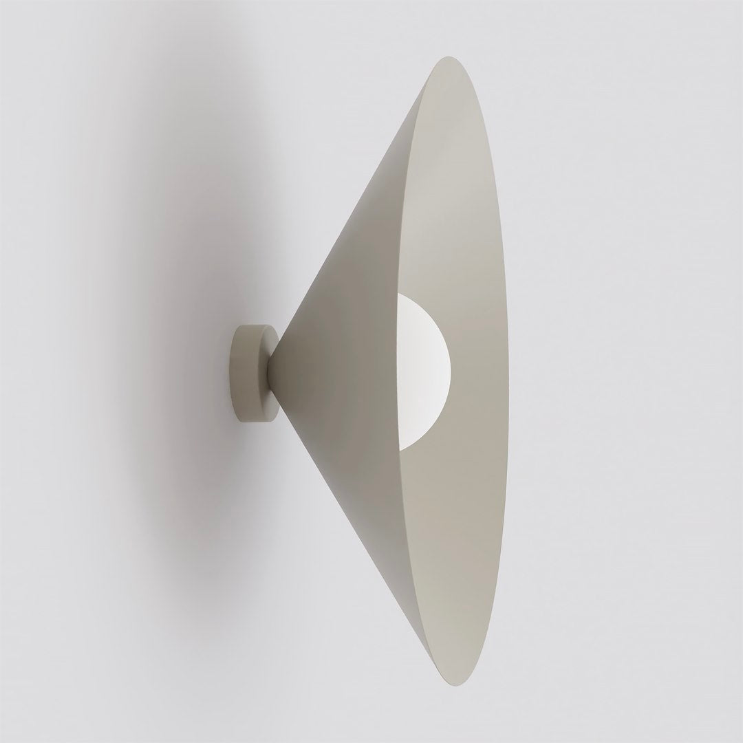 Vue de trois quarts du luminaire mural beige avec globe blanc visible à l'intérieur.