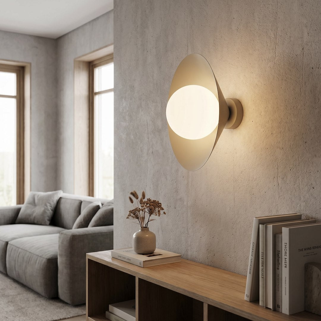 Seconde mise en ambiance, applique murale éclairée au-dessus d'un meuble en bois.