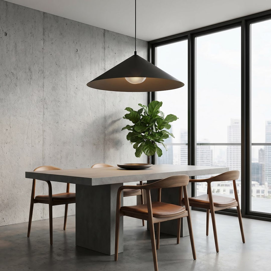 Suspension noire éclairée au-dessus d'une table à manger en bois, intérieur chaleureux.