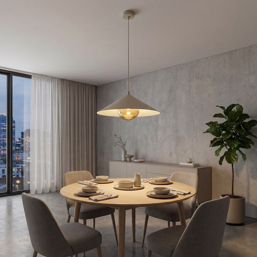 Scène de salle à manger le soir, lampe suspendue au-dessus d'une table ronde dressée