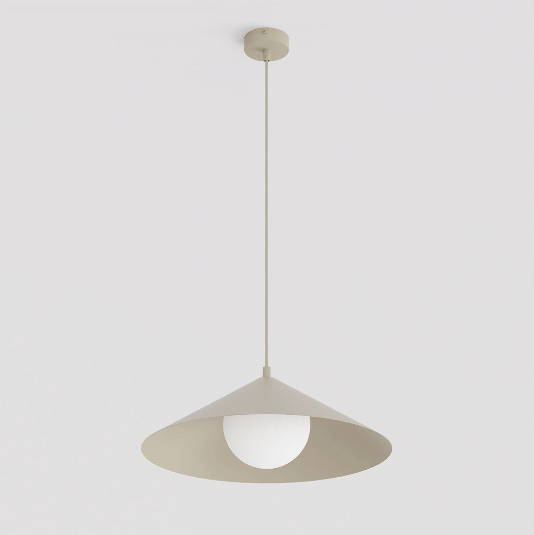 Vue rapprochée du luminaire suspendu montrant l'abat-jour beige et le globe en verre.