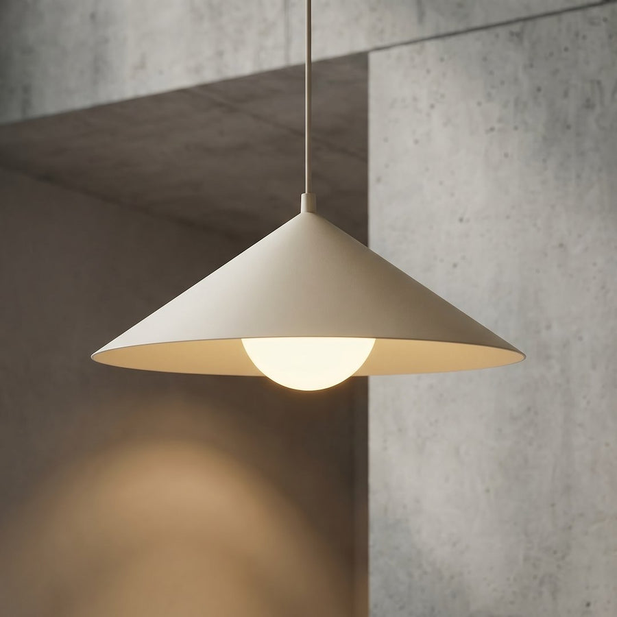 Détail de la finition beige et du diffuseur blanc allumé dans un intérieur béton.