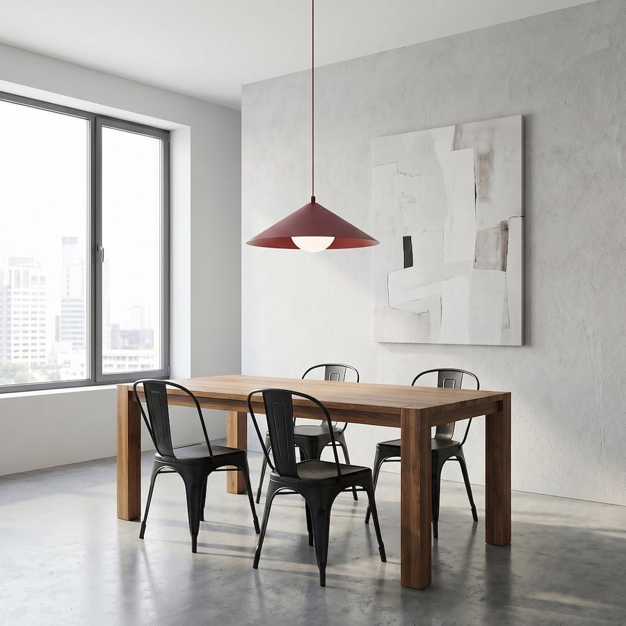 Salle à manger contemporaine, suspension bordeaux éclairant une table en bois massif