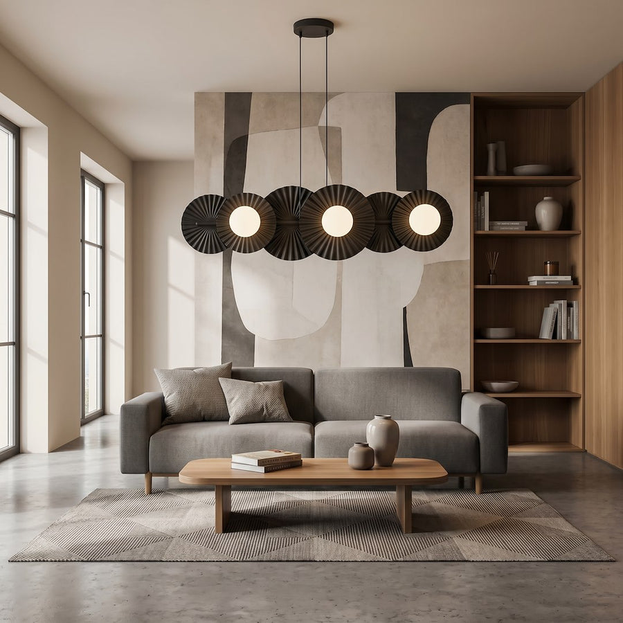 Luminaire suspendu devant un sofa gris dans un salon contemporain
