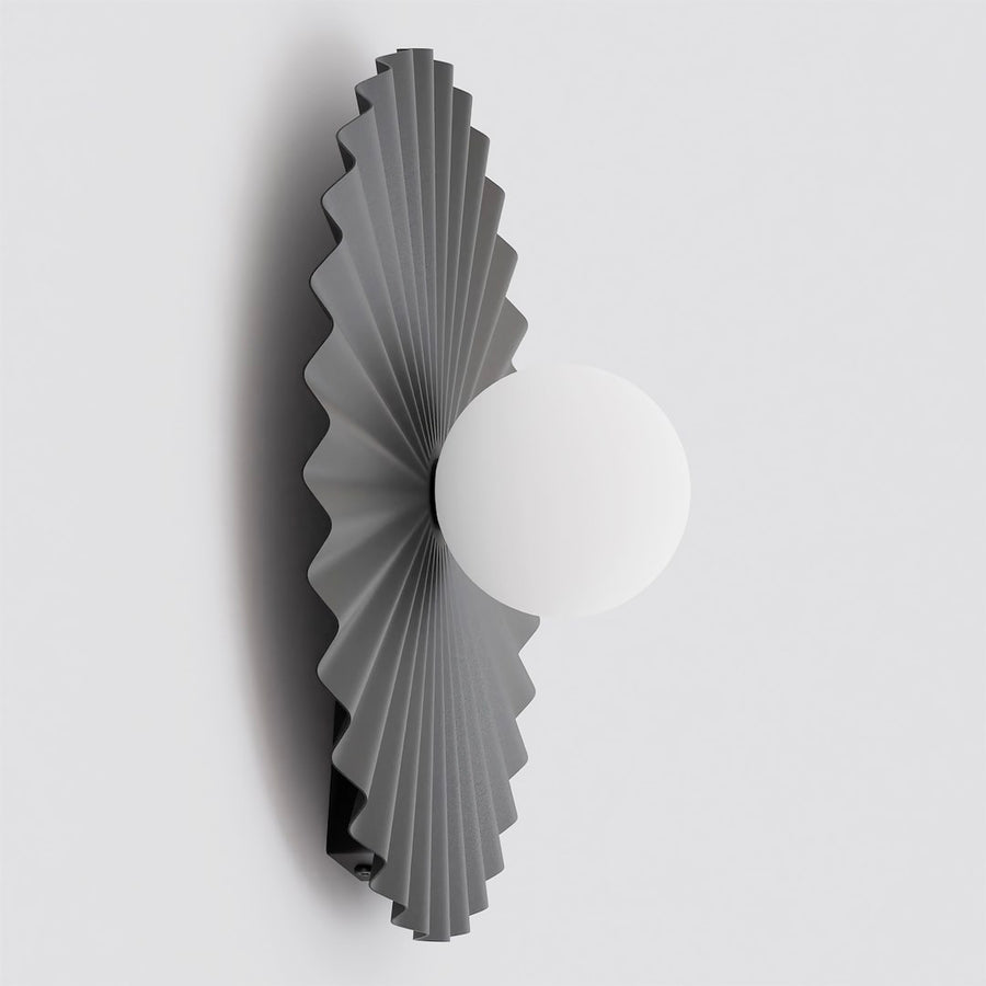Vue de profil montrant le support mural, le plissé noir et la sphère blanche.