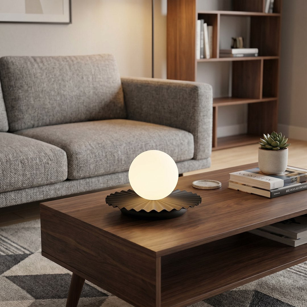 Ambiance chaleureuse, sphère lumineuse allumée sur table basse en noyer