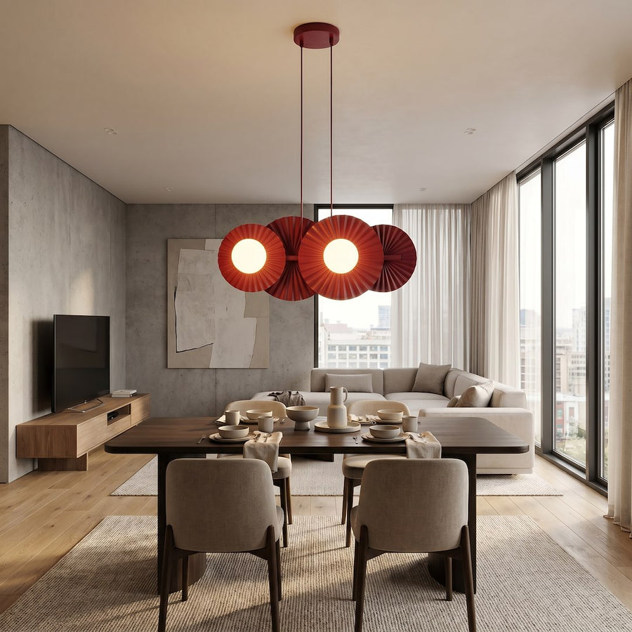 Vue large d'un séjour contemporain avec canapé, télévision et suspension au-dessus de la table.