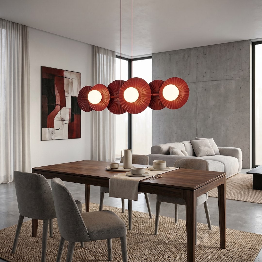 Vue en situation dans un séjour, la suspension rouge surplombe une table dressée, canapé gris.