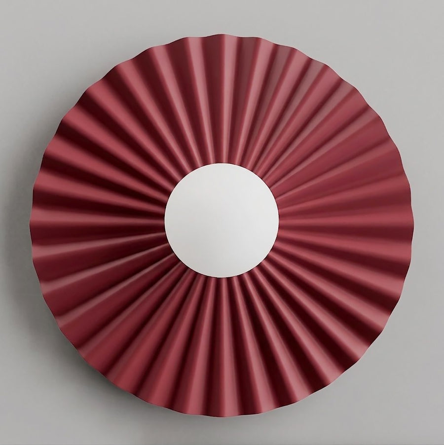 Applique murale bordeaux plissée vue de face, globe de verre blanc central