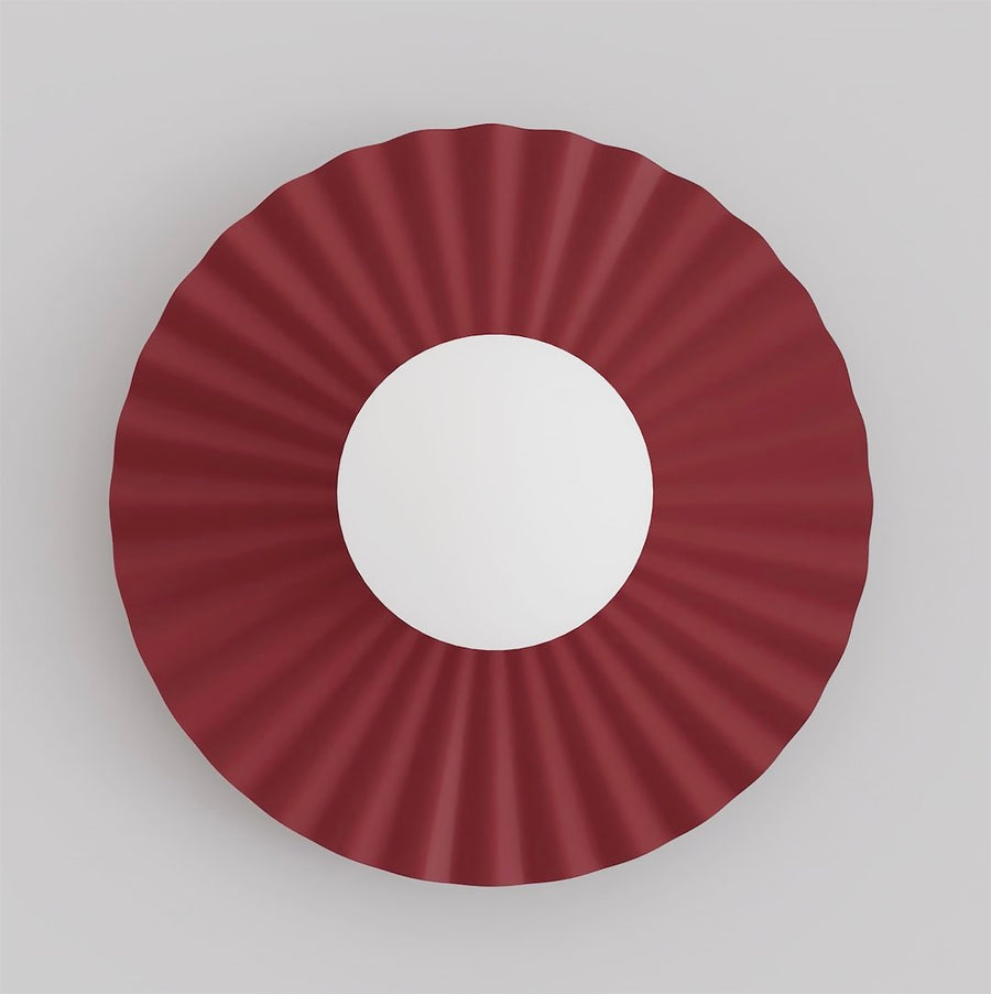 Vue de face de l'applique ronde bordeaux plissée avec globe central en verre blanc.