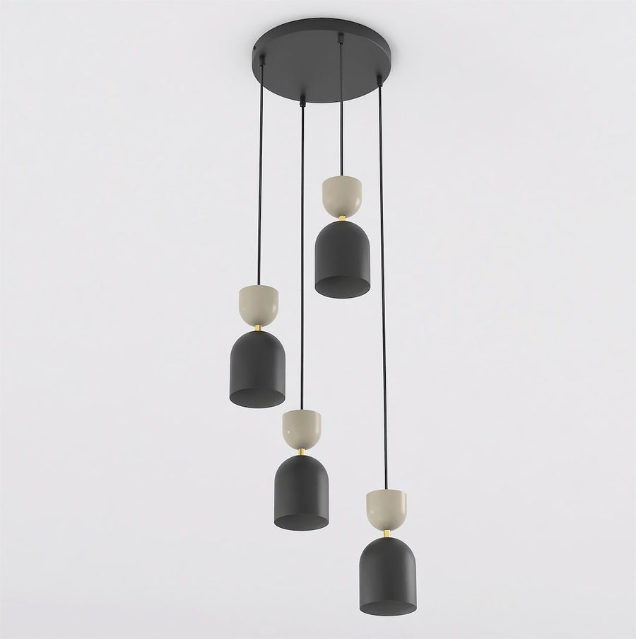 Suspension trois lumières vue de face, abat-jours noirs et coupelles beiges sur fond blanc.