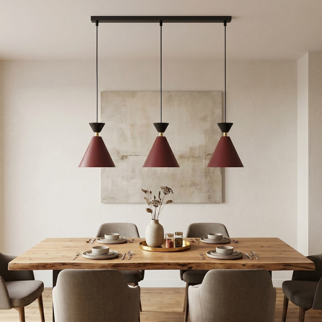 Mise en ambiance au-dessus d'une table en bois dans une salle à manger contemporaine