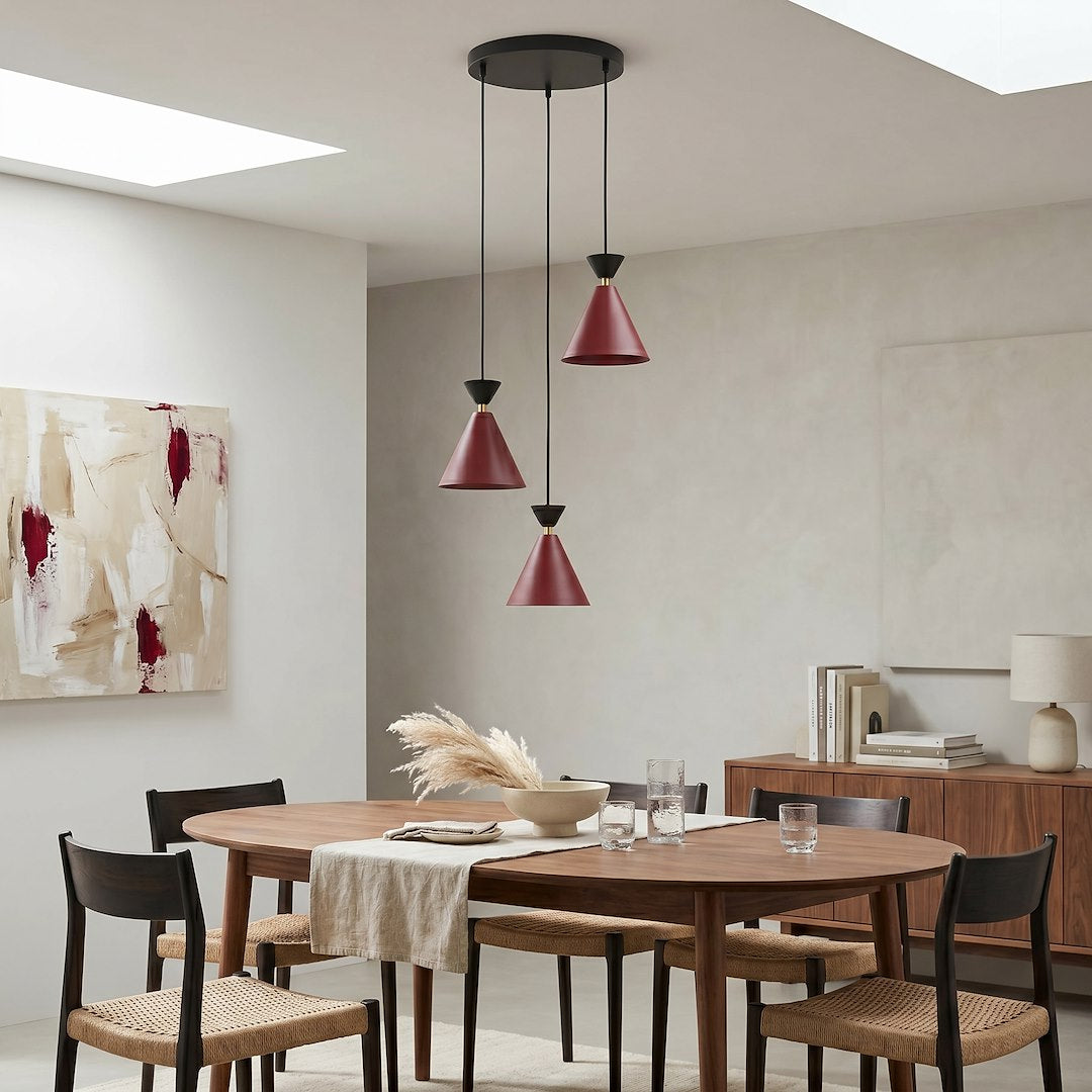 Salle à manger en situation, suspension éclairant une table ronde en bois