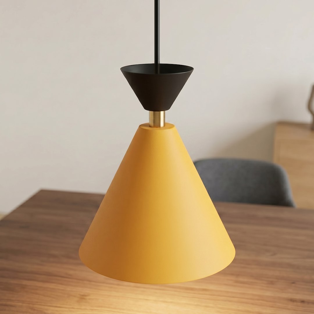 Détail rapproché de l'abat-jour conique jaune et de la coupelle noire au-dessus