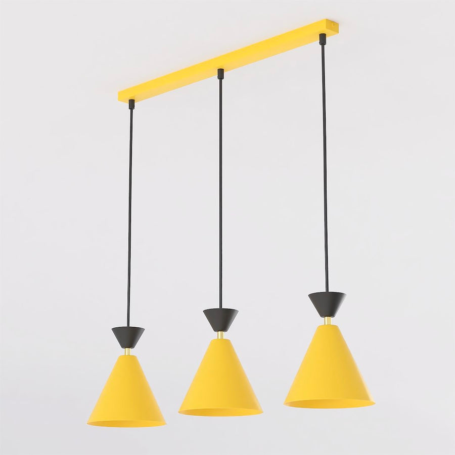 Vue de face du luminaire trois cônes jaunes suspendus sous une barre
