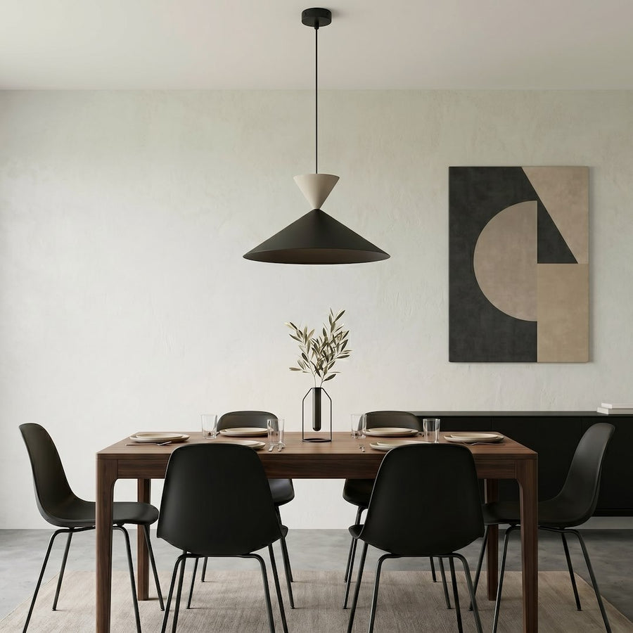 Luminaire suspendu au-dessus d'une table à manger en bois entourée de chaises