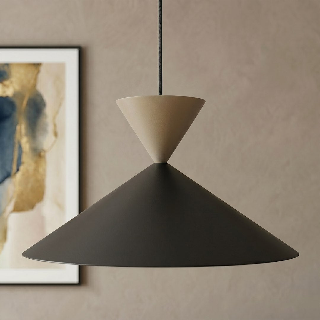 Détail rapproché de la finition mate beige et noire des deux cônes