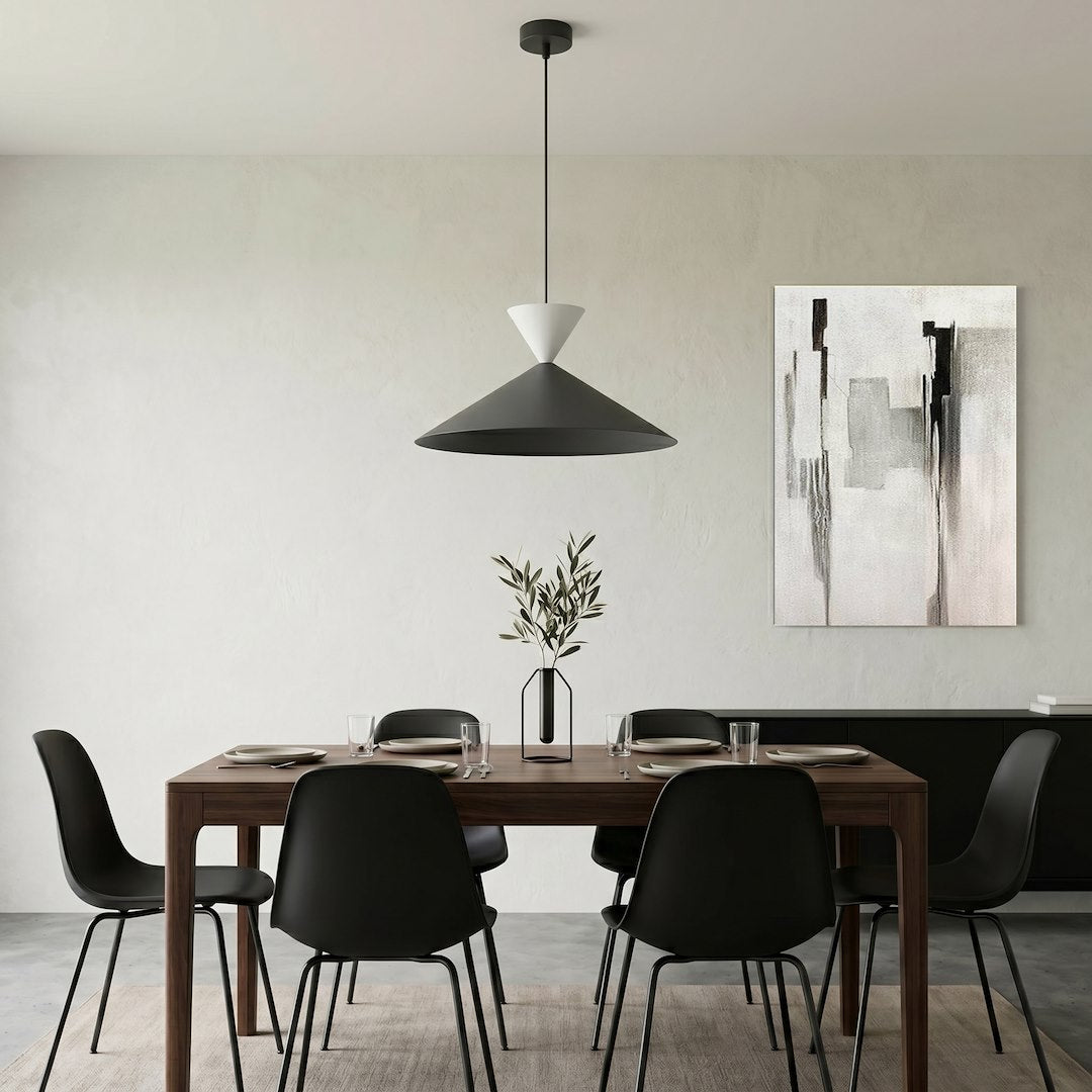 Suspension installée au-dessus d'une table de salle à manger en bois