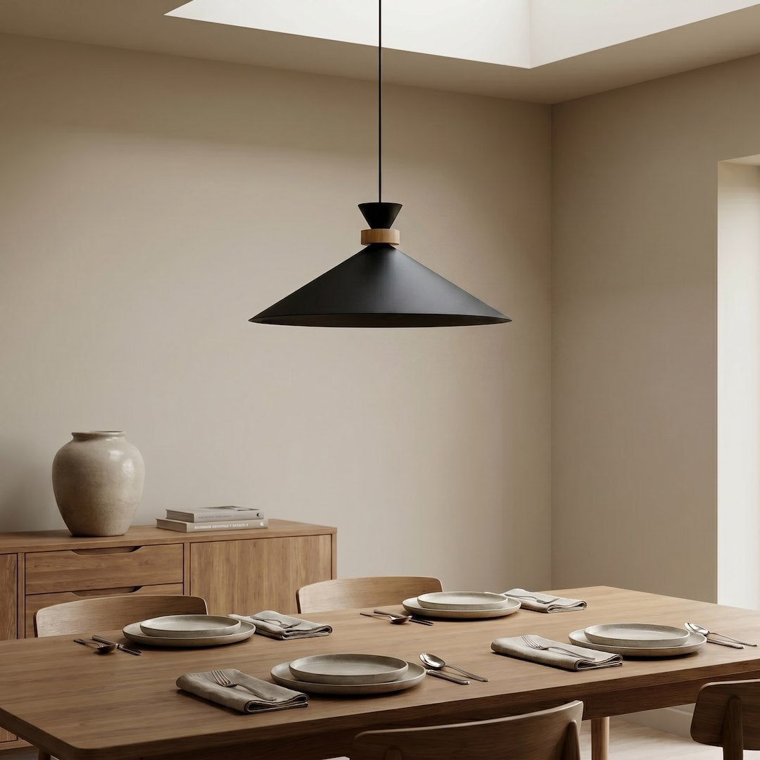 Mise en ambiance au-dessus d'une table à manger en bois dressée