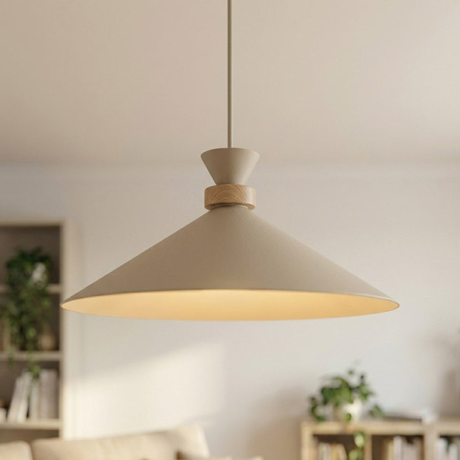 Détail rapproché de l'abat-jour conique beige et de la bague en bois.