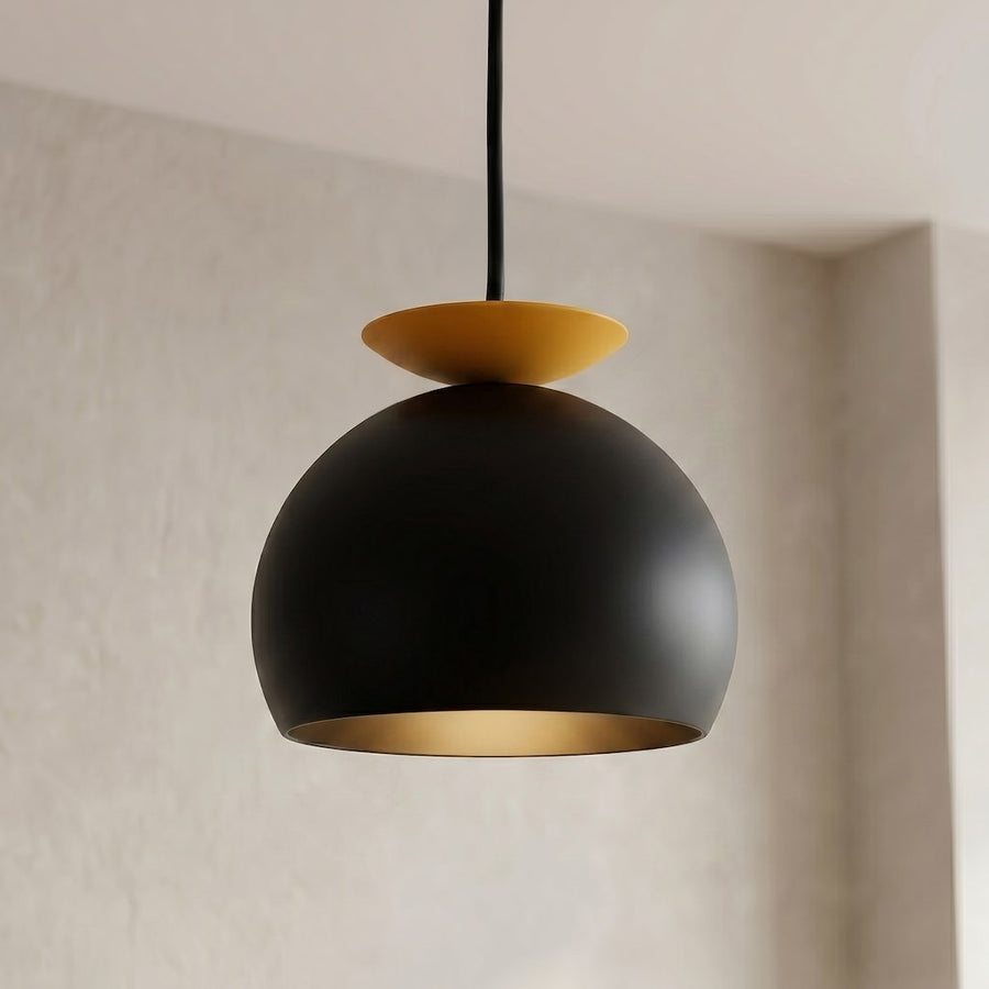 Détail rapproché du dôme noir, intérieur doré et disque orange en partie haute