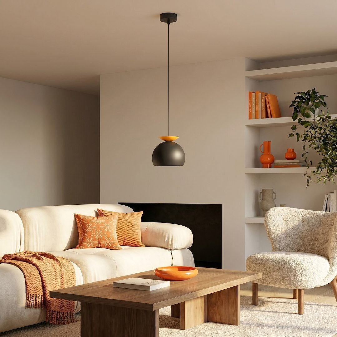 Mise en situation salon, suspension allumée au-dessus d'une table basse et d'un canapé