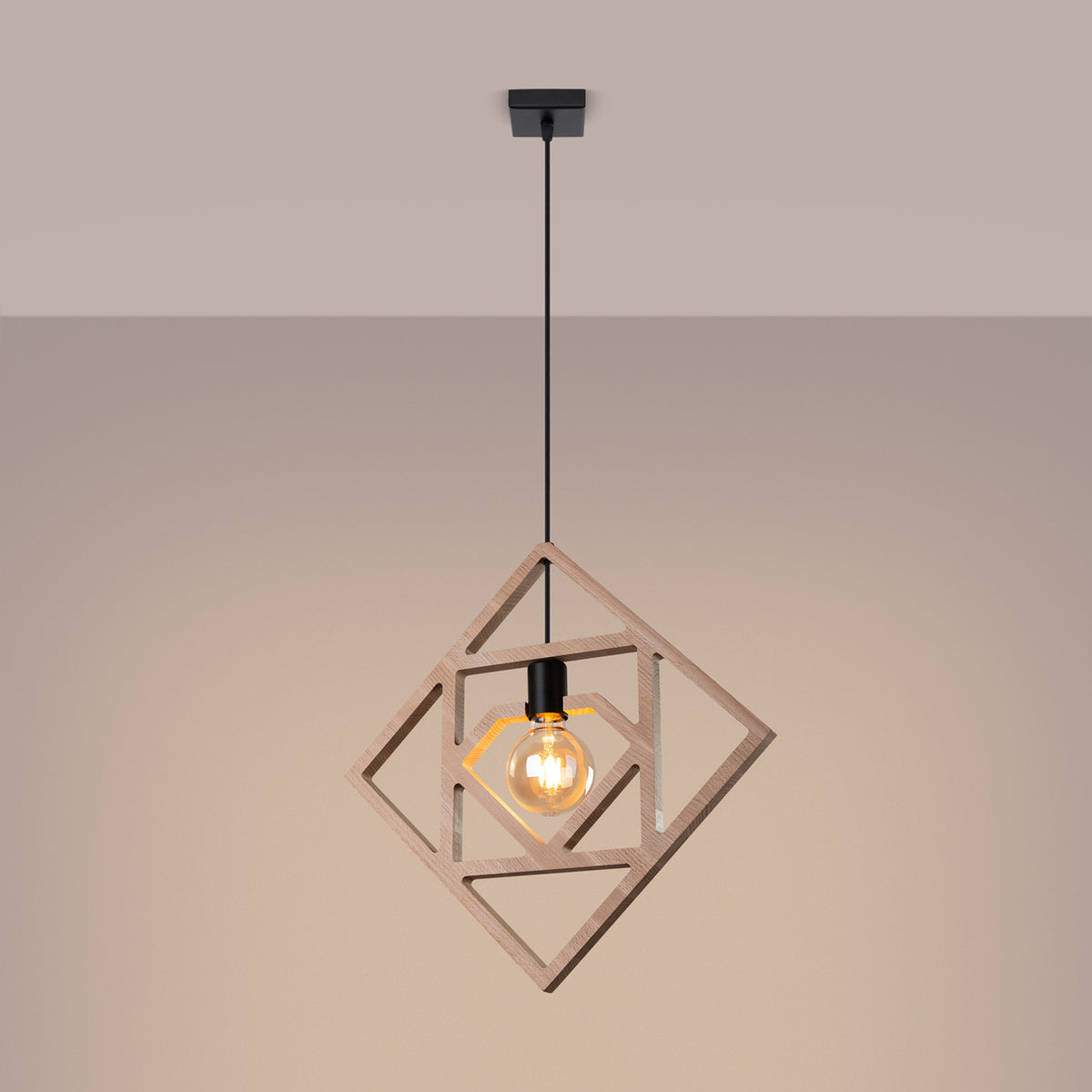 Mise en ambiance sur fond beige, ampoule allumée diffusant une lumière chaude