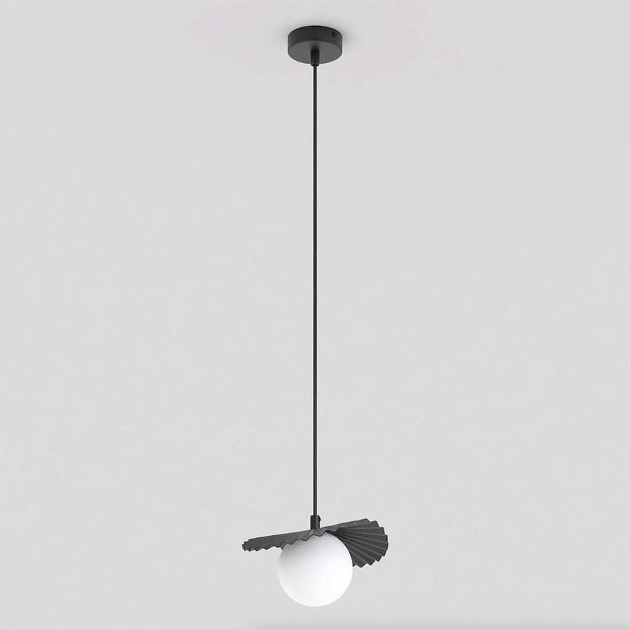 Suspension noire vue de face sur fond gris, globe de verre blanc sous abat-jour plissé