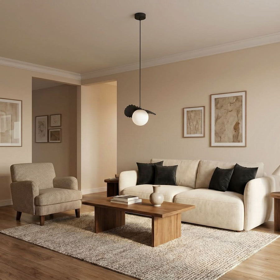 Suspension allumée dans un salon beige avec canapé, fauteuil et table basse